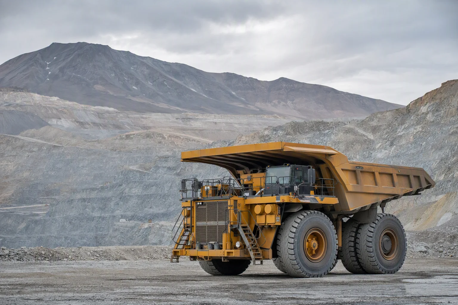 Camión de extracción en una operación minera de alta exigencia